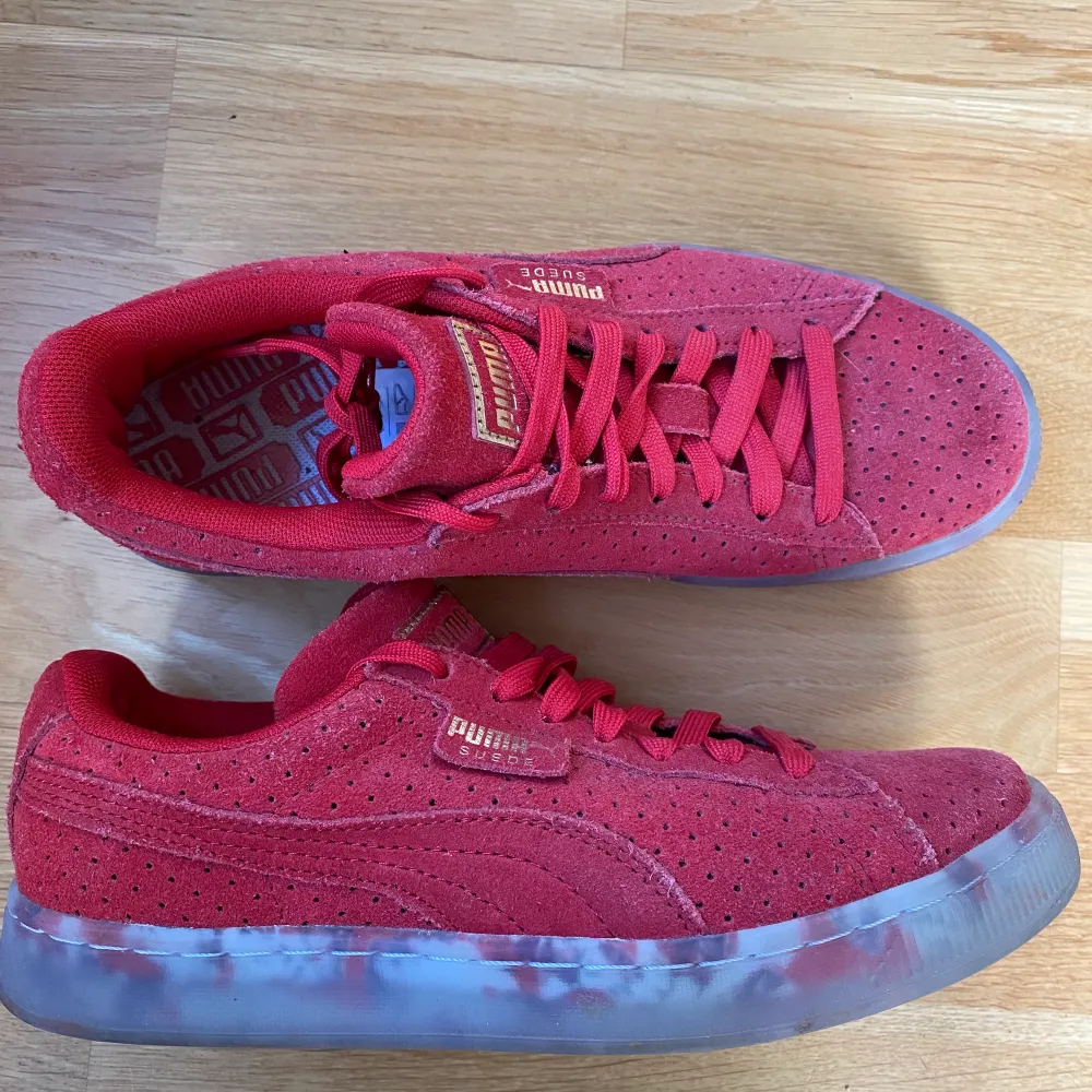 Coola röda sneakers från Puma med clear/mönstrad sula. Använda max 5 gånger, fint skick! Storlek 37.. Skor.