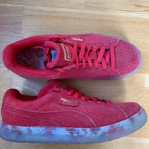 Röda Puma sneakers, storlek 37 - Coola röda sneakers från Puma med clear/mönstrad sula. Använda max 5 gånger, fint skick! Storlek 37.