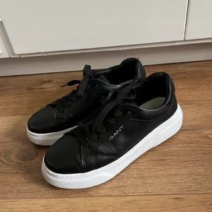 Sneakers Gant - Ett par sneakers från gant i storlek 37. Använda väldigt fåtal gånger därav bra skick :) Nypris 1100, säljer för 350!! Kan mötas upp i Gävle, Tierp och ev Uppsala. Kan levereras om köparen betalar frakt.