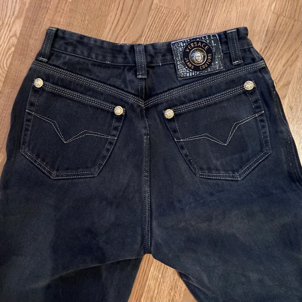Jättesnygga mörkgrå jeans från Versace! Köpta på Humana men säljes då de blivit för korta för mig! Storleken är lite oklar men skulle säga runt W27/L28. Jeans & Byxor.