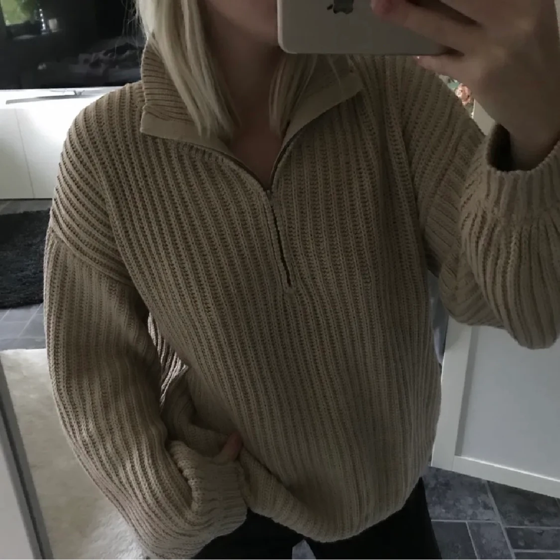 Stickad tröja med dragkedja 