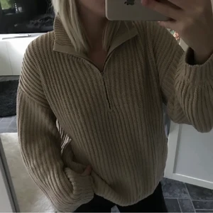 Stickad tröja med dragkedja  - Från NA-KD storlek M passar mig som bär s