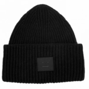 Acne mössa  - Säljer denna svarta, fina acne mössa. Nyskick därav priset. 1200 kr som ny. Säljer för minst 700kr!  ❗️lägger upp igen pågrund av oseriös köpare ❗️