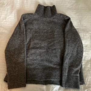 Weekday tröja - strl s - Grå tjocktröja från Weekday. Sparsamt använd. Köparen står för frakten. 🤎