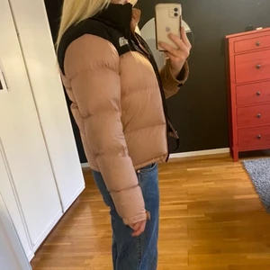 The North Face jacka  - Säljer min rosa north face jacka. Det är den perfekta vinterjackan. Har använt den relativt mycket men inga hål eller liknande. Köpte denhär på plick. Möts i Sthlm annars står köparen för frakten😆😆 buda på annonsen! 