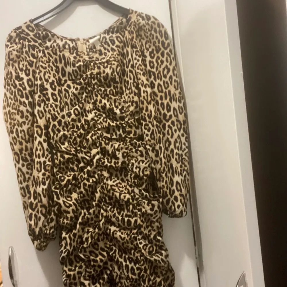 ”Skrynklig” klänning med puffärmar i leopardmönster från h&m. Aldrig använd.. Klänningar.