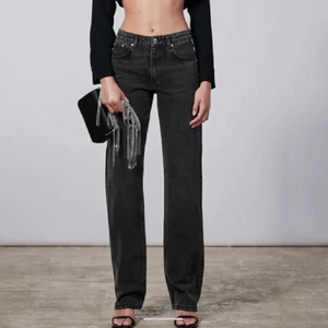 Gråa jeans  - Inte min bild! Säljer de här populära jeansen från zara. De är mid Rise. Jag köpte de här på plick med prislapp o allt kvar men tyvärr passade de inte mig.. Det är storlek 38 men passar 36 med skulle jag säga:) Frakt står köparen för. OBS: bud är bindande!