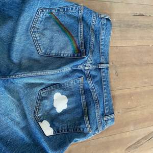 Blåa raka jeans från Asos. Målade på fickorna med textilfärg så det går jättebra att tvätta dem.