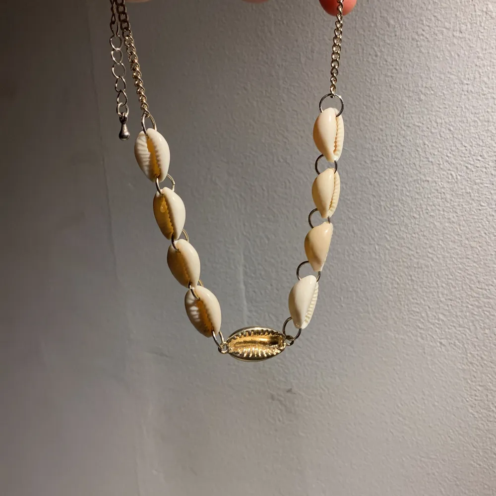 Så fint halsband med snäckor och en gulddetaljerad snäcka🥰 40kr+frakt. Asusteet.