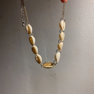 Snäckhalsband - Så fint halsband med snäckor och en gulddetaljerad snäcka🥰 40kr+frakt