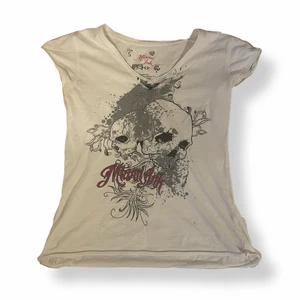 t-shirt  - cool t-shirt, den ser lite gul ut på bilden men den är vit! <3