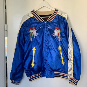 Vintage bomberjacka med broderier - Så snygg bomberjacka med coola broderier både fram och bak, köpt vintage! Passar S/M