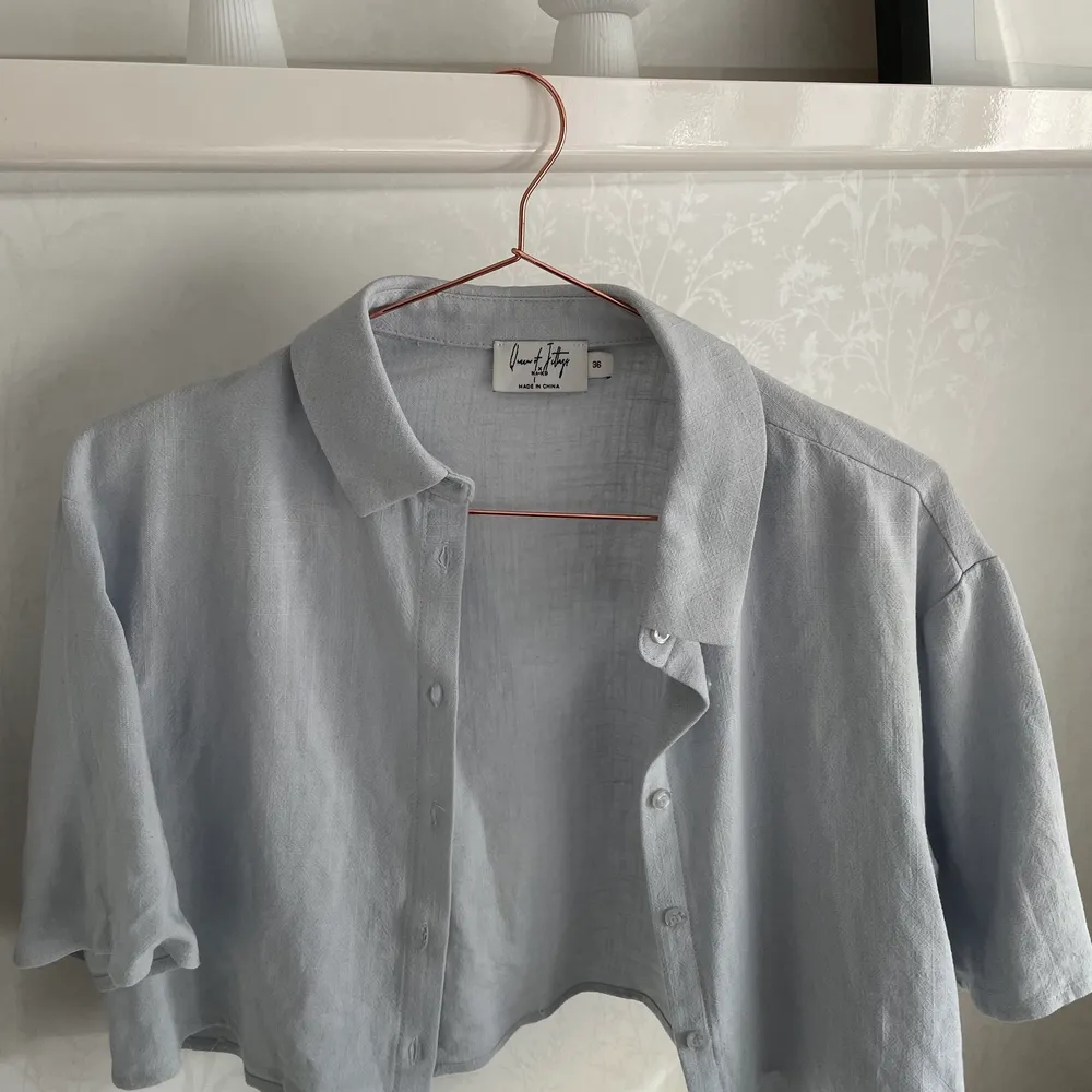 En kort ljusblå linneskjorta från NAKD. Aldrig använd, storlek 36. Köpt för 199kr. Skjortor.
