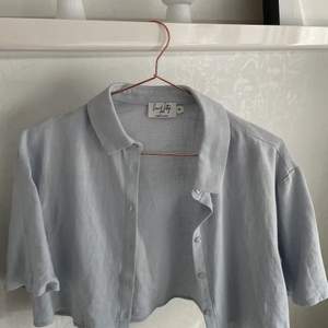 En kort ljusblå linneskjorta från NAKD. Aldrig använd, storlek 36. Köpt för 199kr