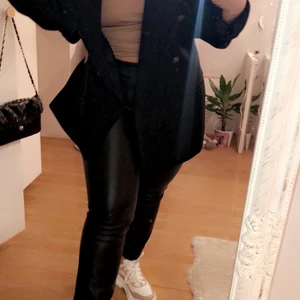 Byxa i läderimitation! - Jättefina byxor i läderimitation lite utsvänga och i fint skick, älskar dem men tyvärr blivit för små för mig.