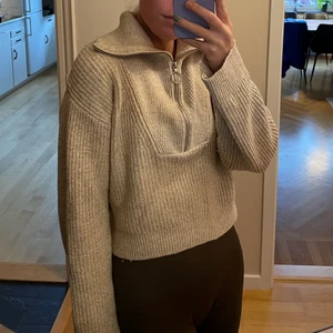 Zip-up tröja från H&M🤎 - Zip-up tröja från H&M, OBS! Något missfärgad vid vänster sida vid dragkedjan (det som syns på den andra bilden)🤎
