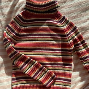 Höstlig polotröja! - Höstlig polotröja i bra skick!! Snyggt under jeansjacka!🤩 möts på söder annars står köparen för frakt på 66kr 💕💕