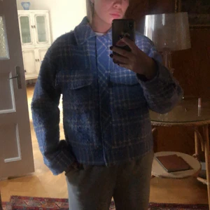 Monki jacka  - En oversized höst jacka som har riktigt snygg passform. Den är i storlek xs men den går absolut att ha om man är S men även M beroende på vilken passform man är ute efter. Köparen står för frakt