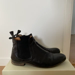 Svarta höga skinnskor - Svarta skinnskor/kängor från märket Sneaky Steve, storlek 43. Använda en vinter men okej skick, nypris ca. 1500kr mitt pris 150kr. Finns i Kalmar men kan fraktas!