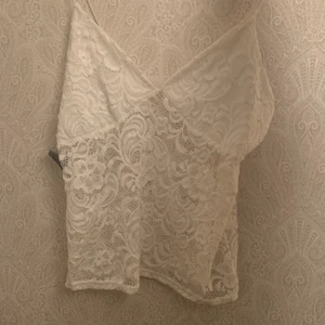 Vit linne i spets  - Vit linne i spets köpt på Nelly, aldrig använt alltså i nyskick. Köparen står för frakten💓