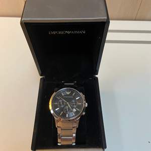 En extremt fin och stilren Armani klocka. Klockan har inga stora tecken på användning. Klockan är köpt för 1800 och säljer den för att den inte kommer till användning. Hör gärna av er ifall ni har frågor. Mvh Olle.