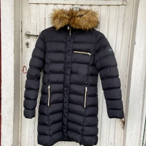 Lång vinterjacka stl M - Lång vinterjacka från Vinston Polo Club. Stl M men sitter som S. Väldigt bra skick, använd bara några gånger. Köparen står för frakten. 100% nylon. 