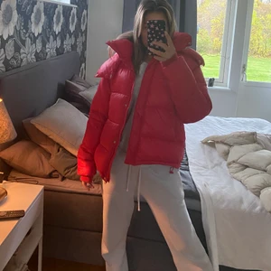 Röd puffer jacket - Säljer mina röda varma jacka, super snygg men tyvärr aldrig använd då jag har massa andra jackor. Storlek s i nyskick