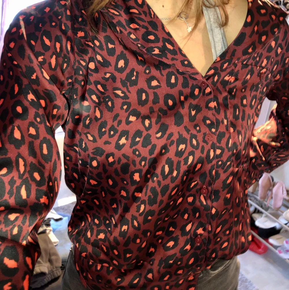 En blus från Gina i leopardmönster, köpte för ca 2 år sen men har aldrig använt! 💕. Blusar.