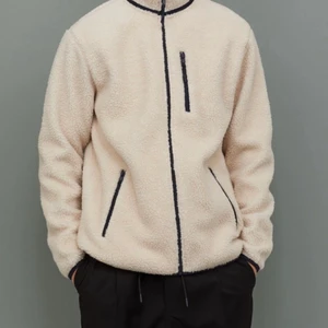 Naturvit Pilejacka strl XS  - Skön och mysig pilejacka, rätt lång så perfekt till hösten