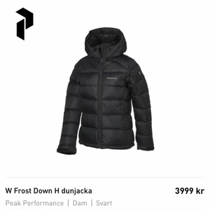 Peakperformance vinter jacka  - Hej säljer nu denna jacka den är i nytt skick köpte den i december 2020 och den är bara använd ett fåtal gånger. Säljer denna då jag skulle vilja köpa en ny eftersom denna sitter lite förstort på mig för min smak. Köpt för 4000 på Intersport säljer för 1000 då jag ej lyckats sälja den för högre och vill bara bli av med den. Den håller värmen riktigt bra.  Jackan har storleken XS men den e lite oversized så kan passa alla från XS till M.  Köp direkt för 1500+frakt.
