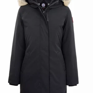 Canada Goose Viktoria Parka - Säljer min Canada goose i modellen Viktoria. Strl S. Köpt förra vintern, har dock tappat bort kvitto därav säljer jag den för 3000 💕 pris kan diskuteras vid snabb affär!