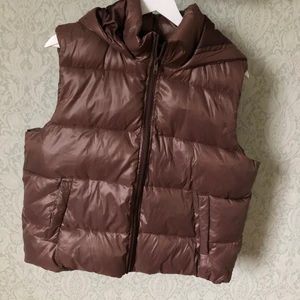 Väst  - Beställde fel storlek, passar en Medium. Skickar gärna bild på passform om det önskas 