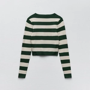 Fin zara tröja - Säljer denna jätte snygga ribbstickadr tröjan från zara då den tyvärr inte kommit till användning. Endast använd 2 gånger och är i nyskick! Om många är intresserade så kan de bli budgivning!