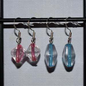 Handgjorda örhängen med blåa eller rosa pärlor. De görs vid beställning och är därmed helt oanvända. Krokarna är gjord av äkta silver. Kolla gärna in min profil för fler handgjorda örhängen :)) 