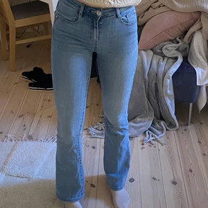 Bootcut jeans - Säljer ett par ljusblå bootcut jeans som jag har älskat men nu bivit för små för mig. De är i strl XS och skulle tro att de kanske är W25/L32. Jag är 170 och på mig går byxorna ner över foten. Skriv för fler bilder/frågor💗 (priset ingår ej frakt 80kr)