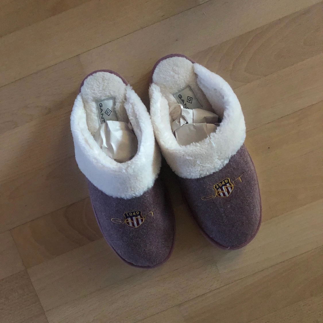 Oanvända gant tofflor