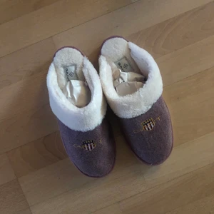 Oanvända gant tofflor - Dusty pink färgade. Helt oanvända. Utmärkt skick. Nypris 650kr. 