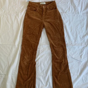 Bruna lowwaist Manchester byxor❤️ - De snyggaste Manchester byxorna som är lowrise! De är bootcut, låga i midjan och lite långa på mig som är 160, men går att klippa av❤️ Midjemått: 68 cm