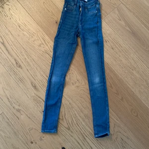 Gina Tricot  - Jeans från Gina. Modell Molly. Smal passform med högmidja. Finns i Solna