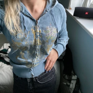 Zip tröja - Blå zip tröja med så många najs detaljer och superskön😍