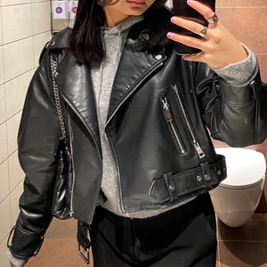 Skinnjacka ZARA  - Super snygg skinnjacka från ZARA storlek L, fint skick! Säljer för 400kr + frakt🤍