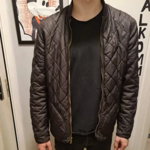 Penfield jacka  - Den är inte använd jättemånga gånger så den ä I hyfsat bra skick förutom den man hänget den i är borta. Jag är 180 lång och den passar mig på längden men ä lite trång på bredden. Den är svart/brun. kan skickas