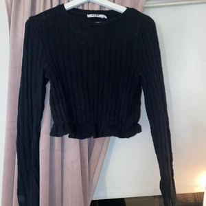 Stickad tröja NA-KD , strl S - Tröja från NA-KD, storlek S . Den är i väldigt fint skick då den aldrig är använd.