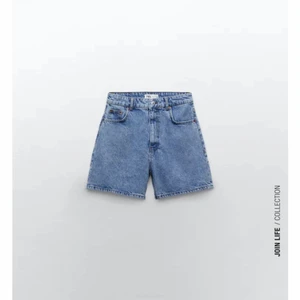 Zara shorts  - Shorts med hög midja. Fem fickor. Knäppning fram med dragkedja och metallknapp. (mörkblåa) 
