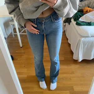 Bootcut jeans från Levis! - En par asnajs ljusblå bootcut jeans från Levis som går till lite under naveln. Älskar dessa men behöver verkligen pengar så därför jag säljer, de är alltså i toppskick👍👍priset kan diskuteras men köpare står för frakt om vi inte möts upp😽😽😽