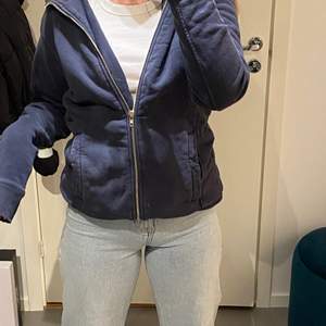 Marinblå zip tröja i storlek small💙 jättefin o passar till de mesta🥰