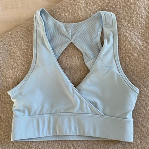 Sport-bh Gymshark x Nikki Blackketter - Säljer denna jättefina ljusblåa sport-bh från Nikki Blackketters kollektion ihop med Gymshark. Den är tyvärr för liten så den är bara använd en handfull gånger. Storleken är XS och den är i väldigt gott skick. Frakt tillkommer om inte annat är överenskommet. 