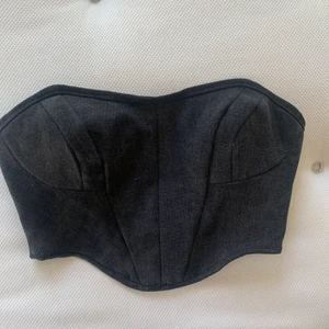 Jeans korsett - Så så så fin jeanskorsett!! Har sytt denna själv (så inte helt perfekt)❤️ har lagt ner flera timmar på denna men insåg sen att den skulle bli för liten❤️ rekommenderar till en XXS/XS med A/B kupa pga att man inte kan öppna dragkedjan helt