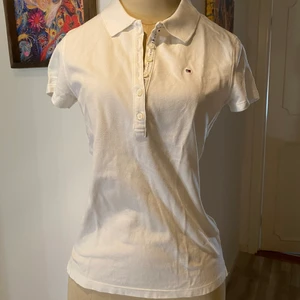 Tommy Hilfiger piké  - Vit piké från Tommy Hilfiger i storlek XS, 100kr