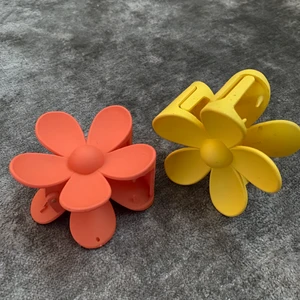 Blomm hår klämmor  - Jag ÄLSKAR DE!! Ett stycke för 80:- två stycken 150:- ! 